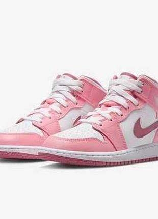 Нові трендові жіночі високі кросівки nike jordan