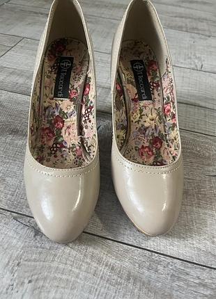 Лакови туфельки 39