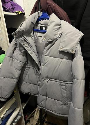 Сіра зимова куртка пуховик