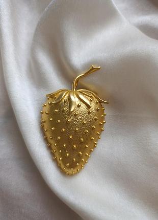 Красивая брошь- кулон клубника в стиле trifari