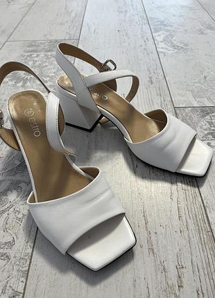 Білі шкіряні босоніжки estro 39р каблук 6 см