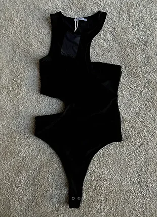 Асиметричний боді чорний з сітчастими вставками bershka xxs-xs