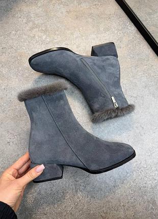 Сірі замшеві черевики з маленьким каблуком з опушенням з норки