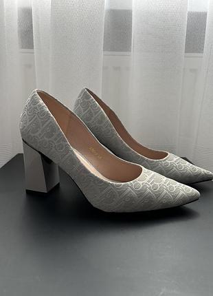 Туфлі жіночі на підборах 38 розмір