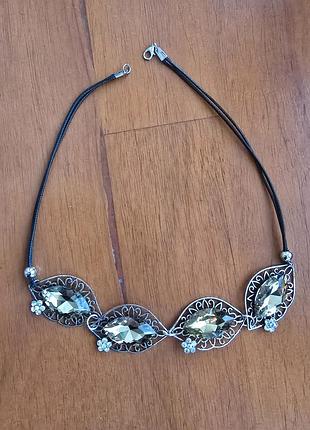 Нарядное колье с бежевыми камнями