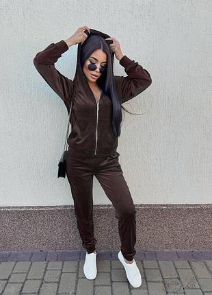 Велюровый спортивный костюм