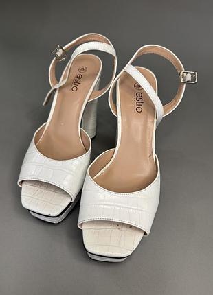 Босоніжки estro