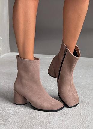 Бежеві натуральні замшеві демісезонні демі осінні ботильйони на середніх товстих підборах з квадратним анатомічним носом замша беж