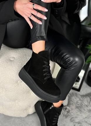 Натуральные замшевые зимние черные ботинки на высокой подошве