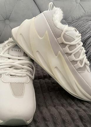 Нові  білі зимові кросівки 36 розмір