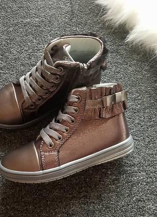 Дитячі демісезонні ботінки для дівчинки. розпродаж останніх пар