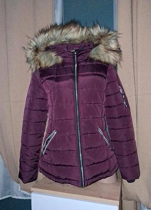 Женская куртка бордовая короткая с капюшоном с мехом