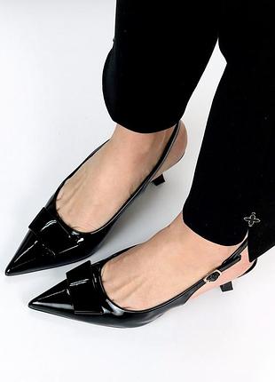 Лакові чорні туфлі