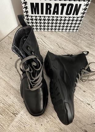 Новые кожаные полностью утеплённые натуральным мехом ботинки 40-40,5 р