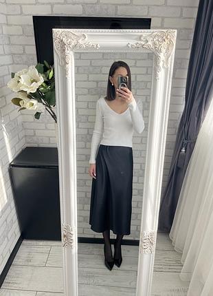 Светр з вирізом