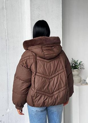 Зимова жіноча куртка пуховик з хутром шоколадного кольору