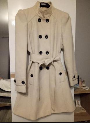 Женское бежевое пальто