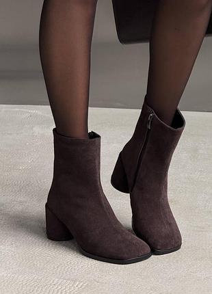 Коричневі шоколадні натуральні замшеві демісезонні демі осінні ботильйони на середніх товстих підборах з квадратним анатомічним носом замша шоколад
