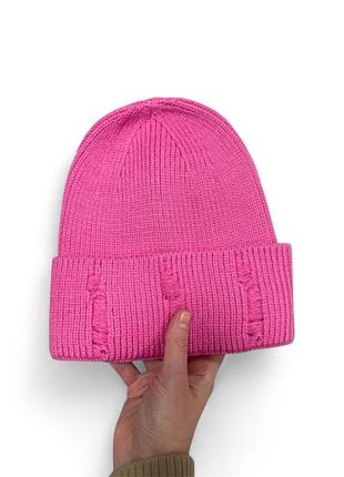 Малинова рвана шапка рванка жіноча шапка з віскози кашеміру з потертостями з відворотом без флісу
