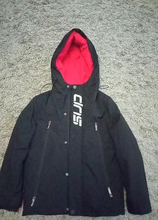 Куртка дитяча демісезонна, модель унісекс, розмір на зріст 134-140, колір чорний з червоним капюшоном всередині, матеріал плащівка, всередині на флісі