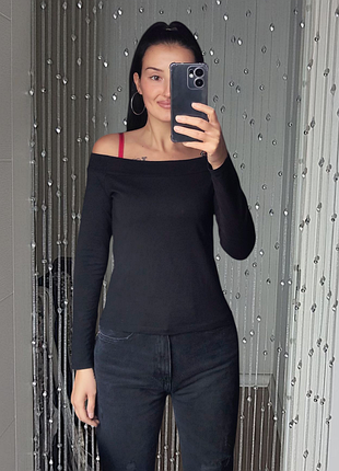 Джемпер черный вырез лодочка