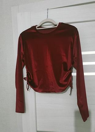 Оксамитова (велюрова) блузка  бордового кольору.
имеет длинный рукав и сборку со шнуровкой сбоку, благодаря которой можно регулировать длину и посадку.
