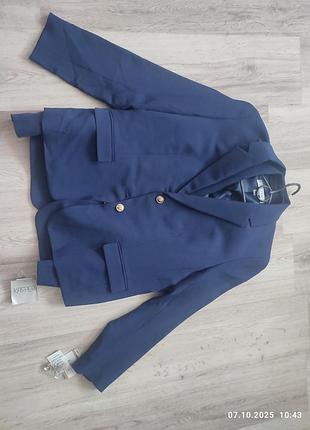 Полуприталенный женский жакет