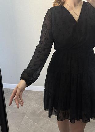 Жіноча чорна сукня в квітковий принт