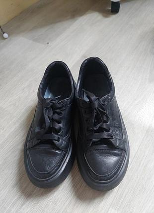 Продам шкіряні кросівки