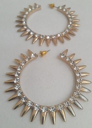 Серьги - кольца акцентные.