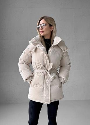 Подовжена зимова куртка пуховик з капюшоном та поясом