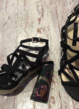 Неймовірні босоніжки на підборах