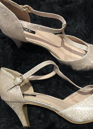 Сяючі святкові туфлі