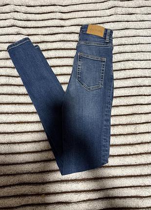 Monki джинси жіночі хс розмір гарного кольору завищена талія