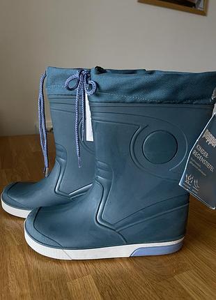 Утаплені гумові чоботи