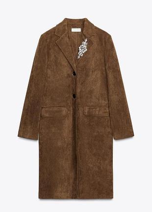 Пальто-сюртук под замшу с брошью zara
