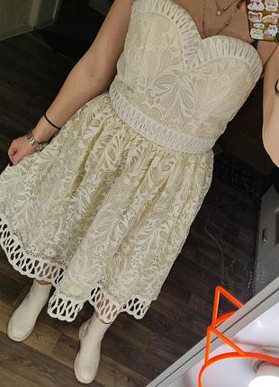 Молочное коктельное кружевное платье миди с чашечками