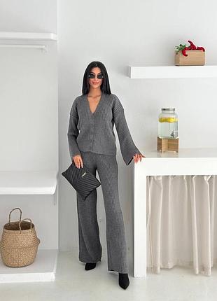 Трикотажный костюм в широкий рубчик с кардиганом на пуговицах и свободными брюками