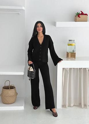 Трикотажный костюм в широкий рубчик с кардиганом на пуговицах и свободными брюками