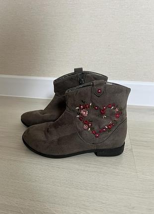 Черевички з вишивкою