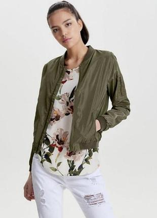 Жіноча вітровка укорочена куртка бомбер розмір s