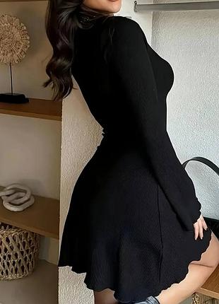 Жіноча елегантна чорна сукня з довгими рукавами - облягаючий стрейчевий одяг із круглим вирізом