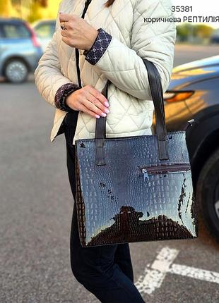 Женская стильная и качественная сумка из эко кожи коричневая рептилия лак