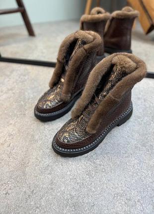 Коричневі шоколадні з золотим черевики з опушенням з норки колір на вибір