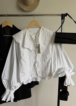 Блуза з прошвою зі зйомним комірцем