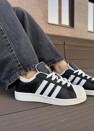 Зимние женские кроссовки adidas superstar winter fur black white адидас суперстар черного с белым цветами мех