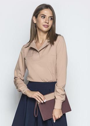 Бежевая блуза с воротником