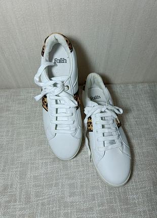 Белые кроссовки с леопардовым рисунком размер 39 стелька 26 см. белые кеды вставка леопардовый. белые кроссовки