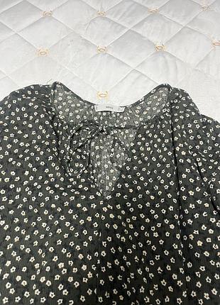 Сукня вище колін