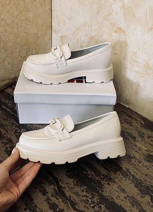 Лоферы туфли кожаные белые на девочку брендовые